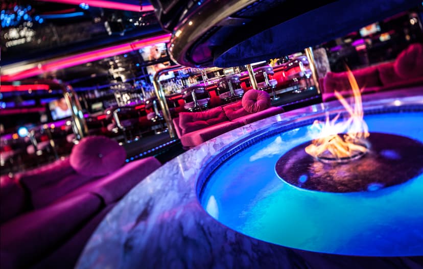 Peppermill Restaurant & Fireside Lounge in Las Vegas — A 1972 Strip coffee shop frozen in neon and mirrors — open 24 hours, with a sunken Fireside Lounge in the back